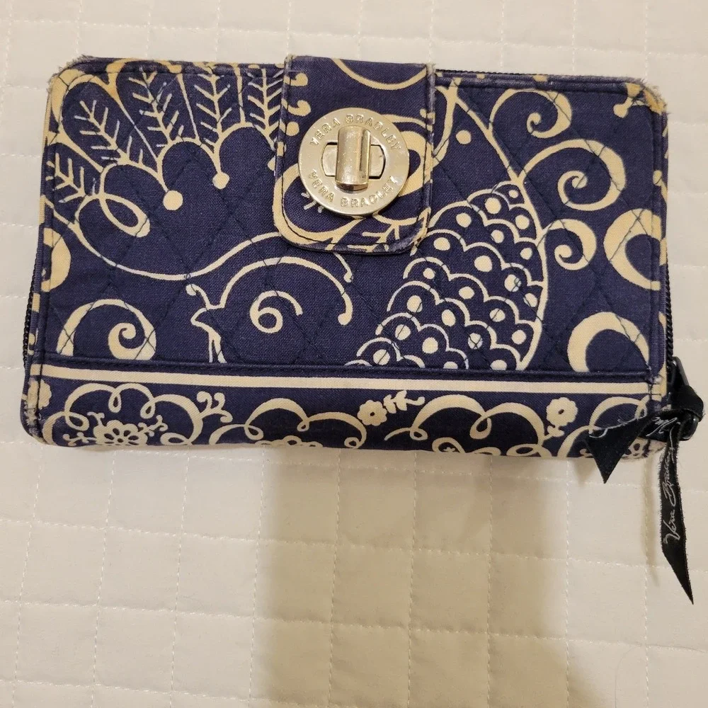 Vera Bradley Navy White Twirly Birds Floral Paisley Quilted Turnlock Wallet Fair